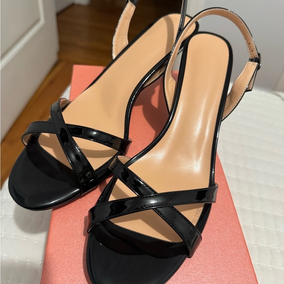 Elegant Black Strappy Sandals - Picture 1 of 3